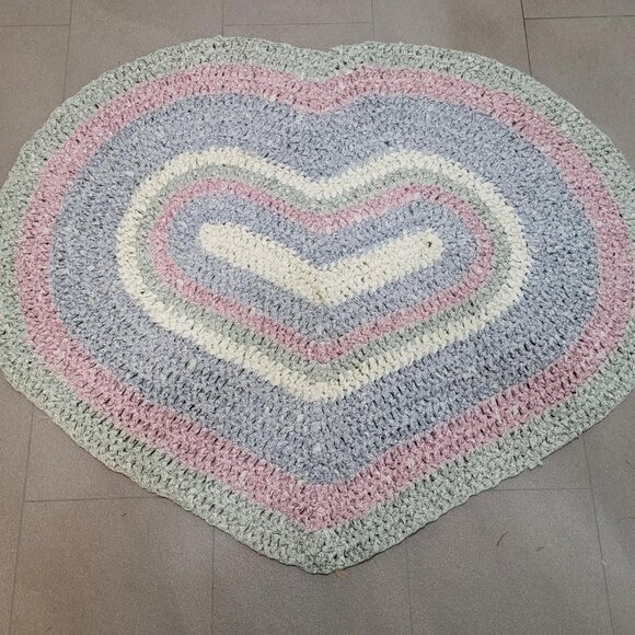 Antique Vintage Folk Art Textiles Handmade Heart Shaped Area Rag Rug 38 x 47 - Picture 1 of 8
